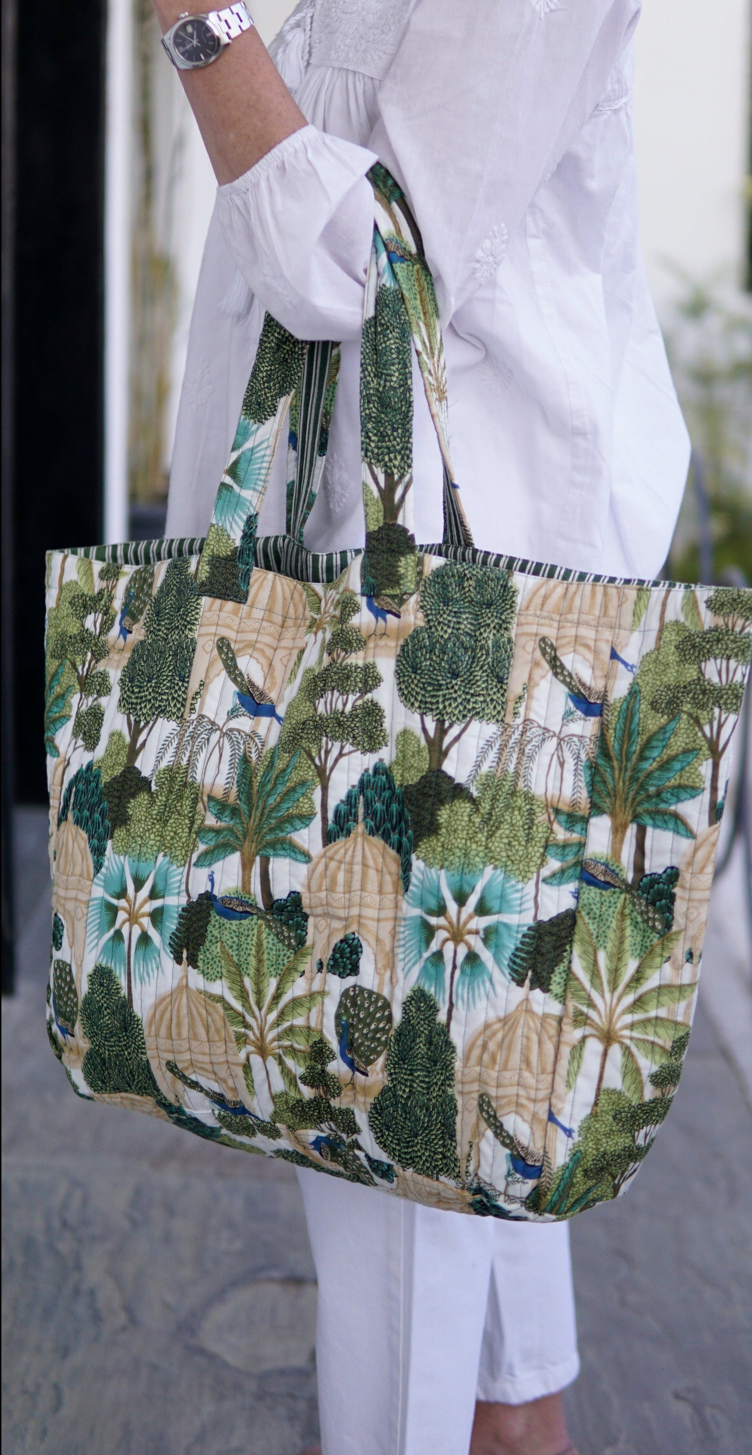 Bag, XL quilted cotton tote bag,  contrast lining with pocket. reversible beach bag